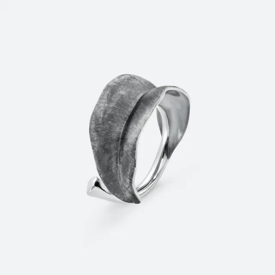 Ole Lynggaard Ring, Leaves Small i Oksidert Sølv Material: Oksidert Sølv