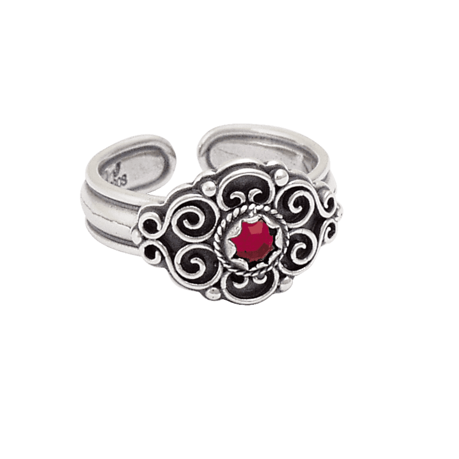 Sylvsmidja Ring, oksidert m/rød sten Varetype: Ring, Material: Oksidert Sølv