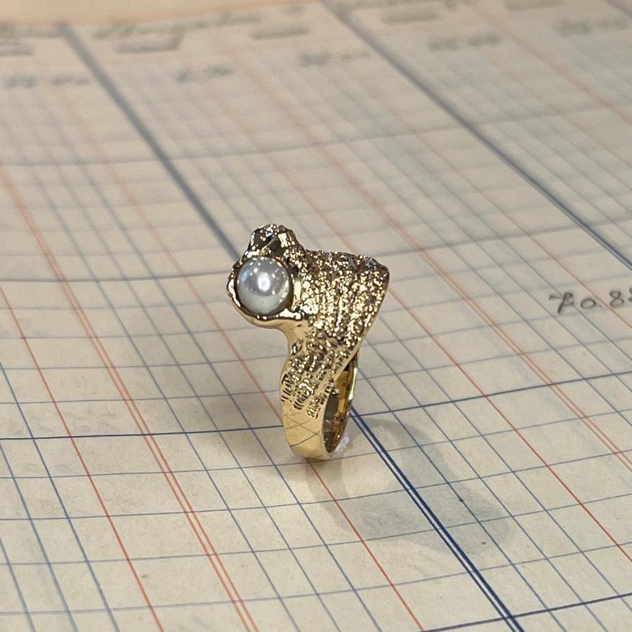 Vintage Ring, Vintage i Gult Gull med Ferskvanns Perle Material: Gult Gull