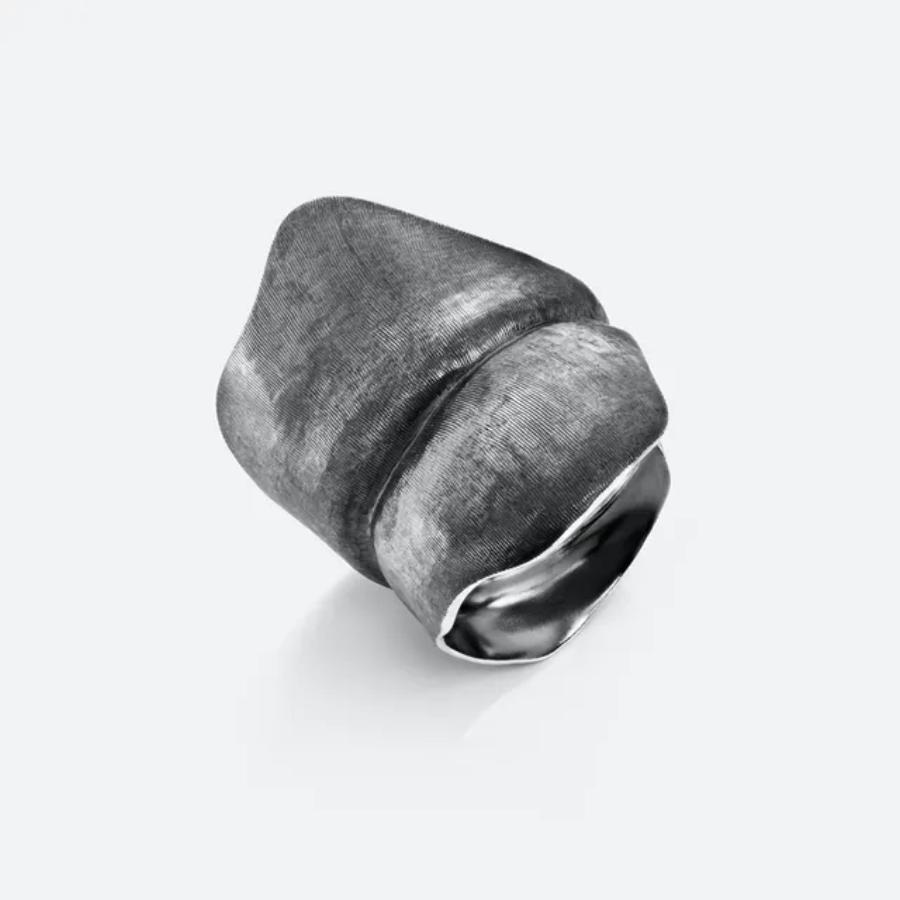 Ole Lynggaard Ring, Leaves Large i Oksidert Sølv Material: Oksidert Sølv